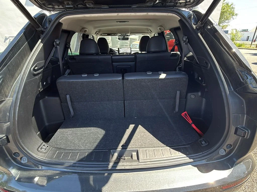 Used 2025 Gray Mitsubishi SE image 27