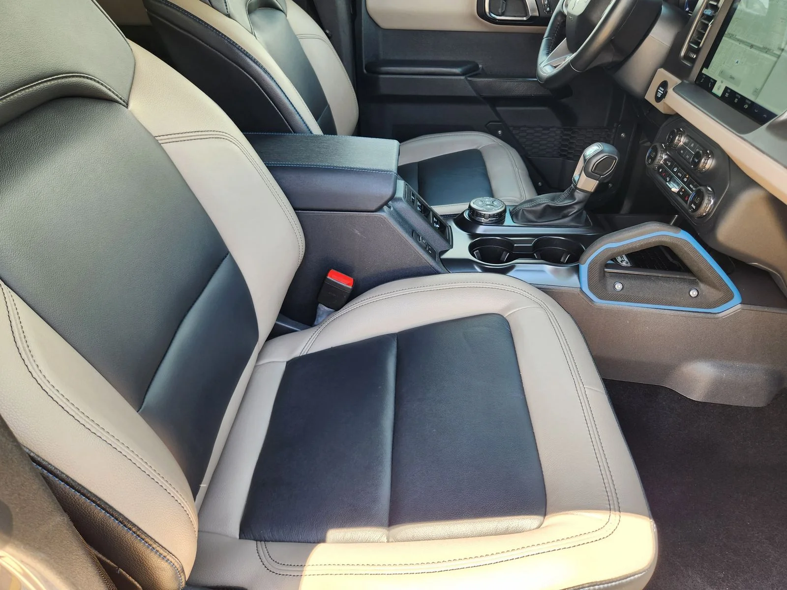 Used 2024 Gray Ford Wildtrak image 13