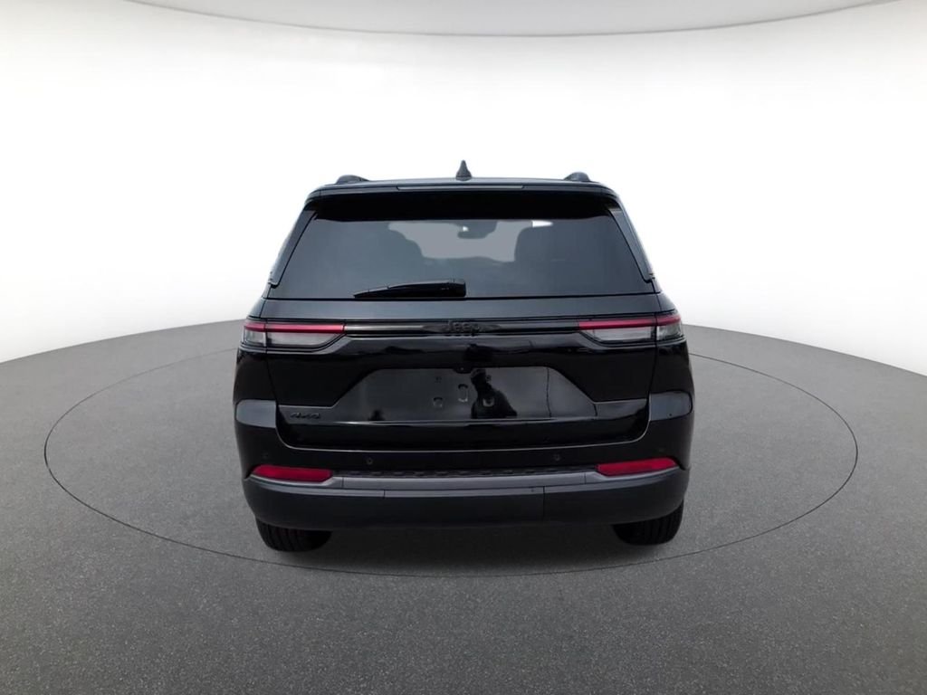 New 2026 Diamond Black Crystal Pearl-Coat Exterior Paint Jeep Altitude image 5