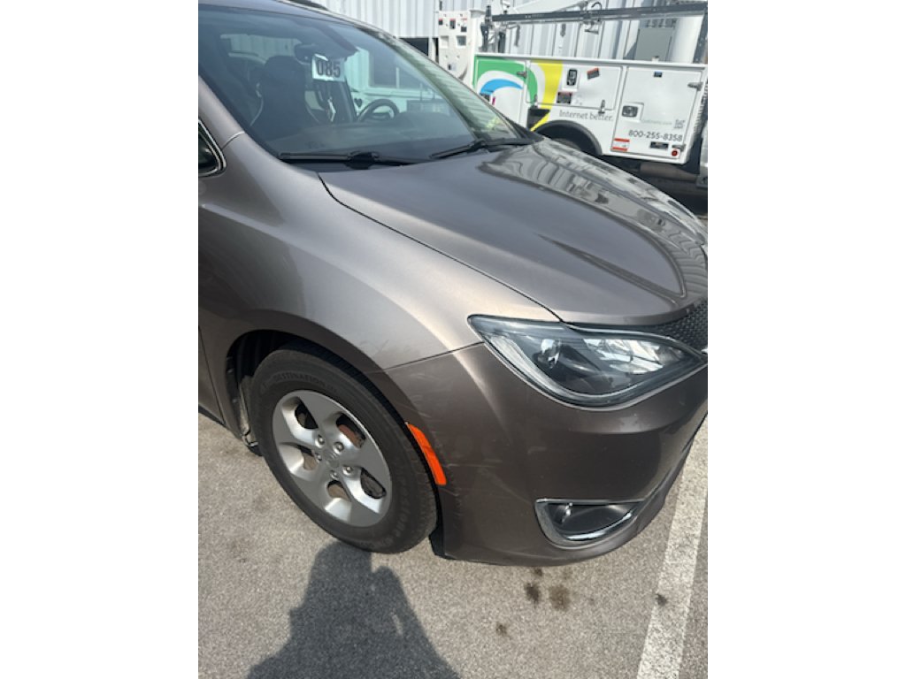 Used 2017 Molten Silver Chrysler Touring-L Plus image 3
