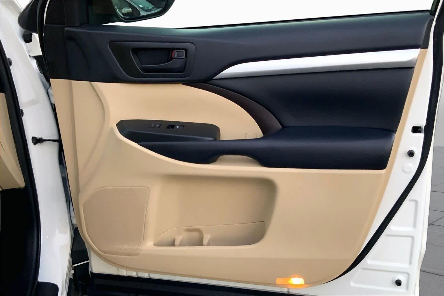 Used 2019 Blizzard Pearl Toyota LE Plus image 20