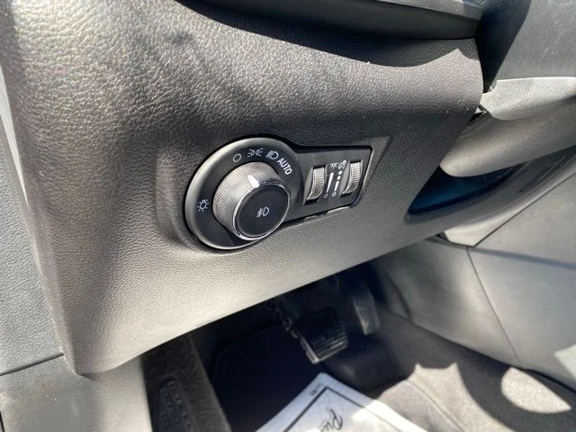 Used 2023 Gray Jeep Latitude Lux image 16