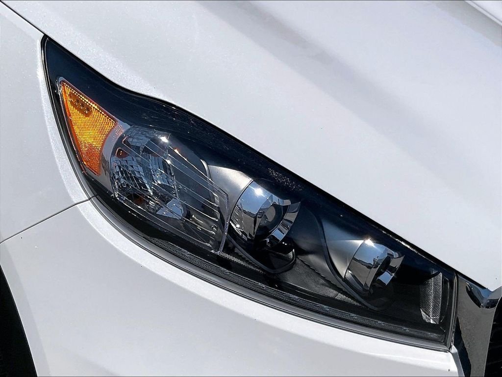 Used 2019 White Kia LX image 32