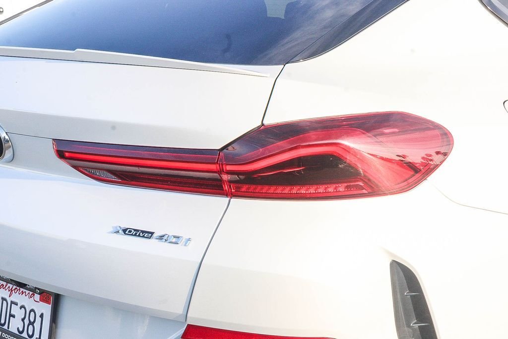 Used 2022 White Metallic BMW xDrive40i image 10