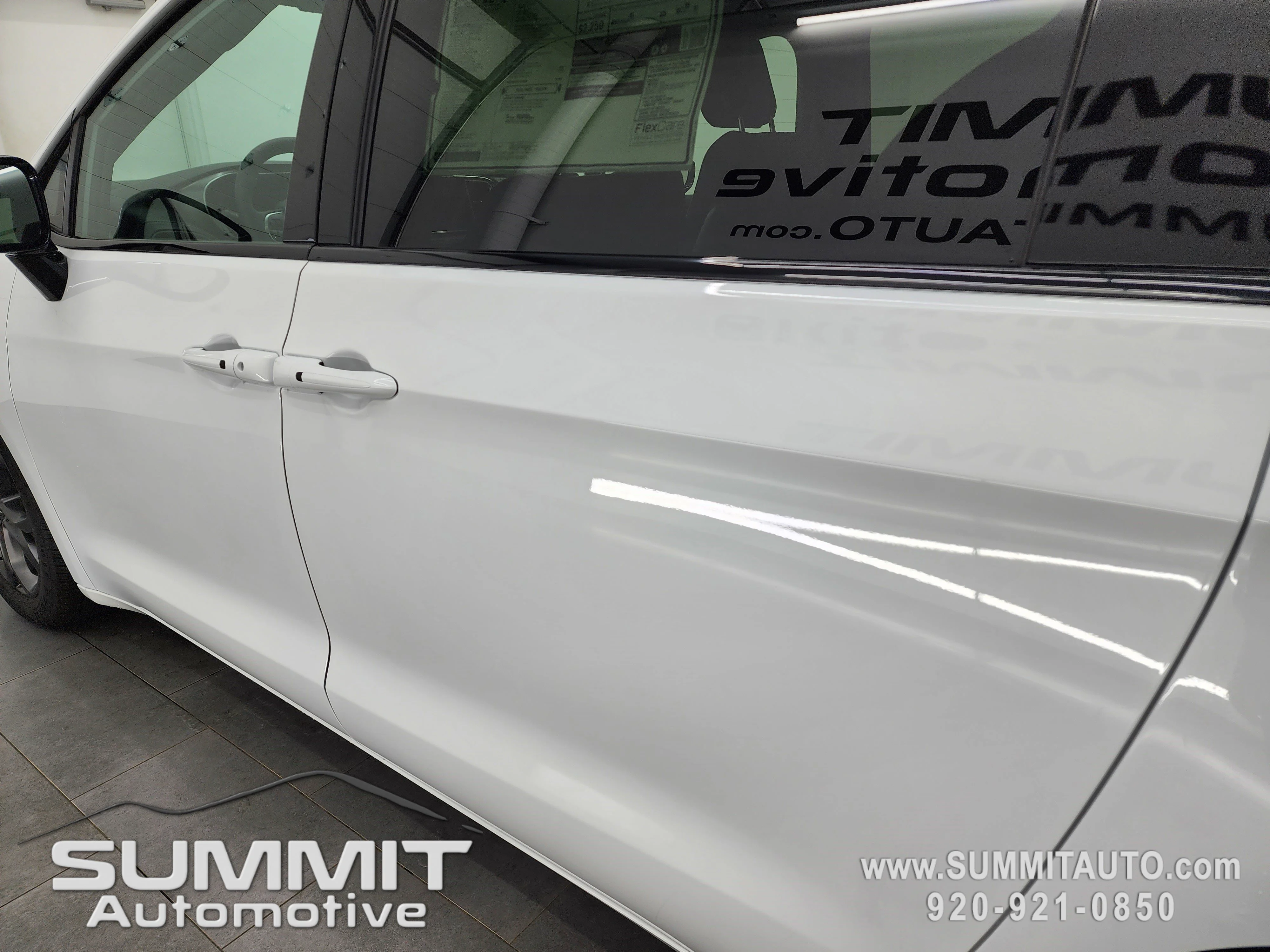 New 2026 Bright White Clear-Coat Exterior Paint Chrysler Select image 36