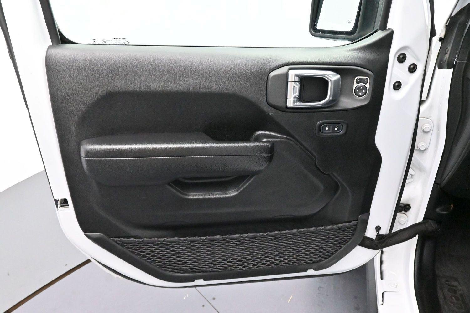 Used 2022 White Jeep Willys image 9