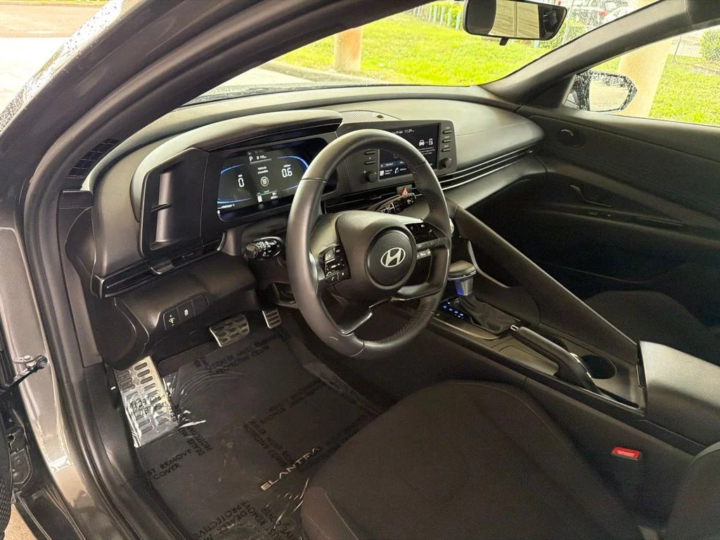 Used 2025 Gray Hyundai SEL Sport image 8