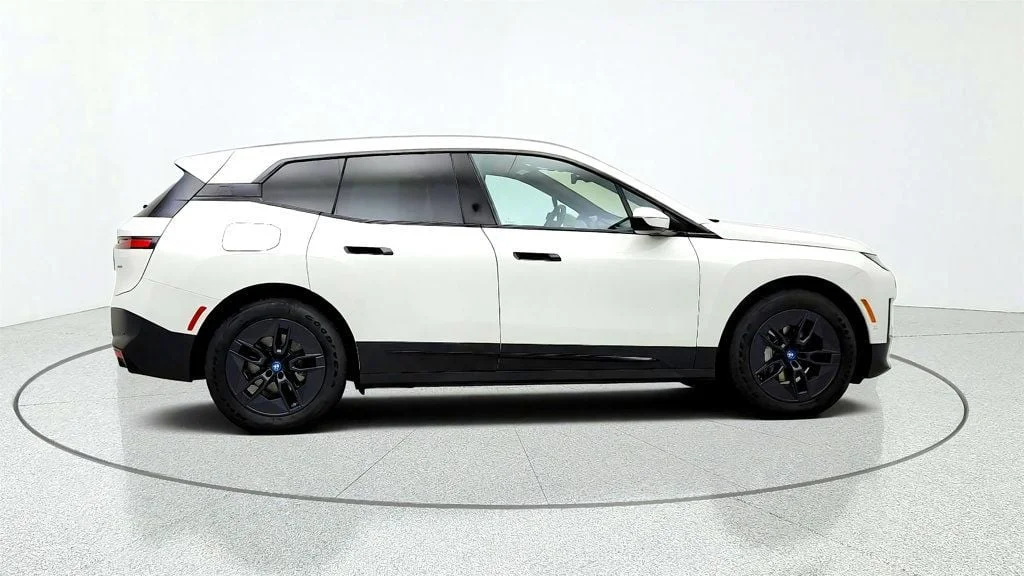 Used 2025 Alpine White BMW xDrive50 SAV w/ Ventilated Seats image 4