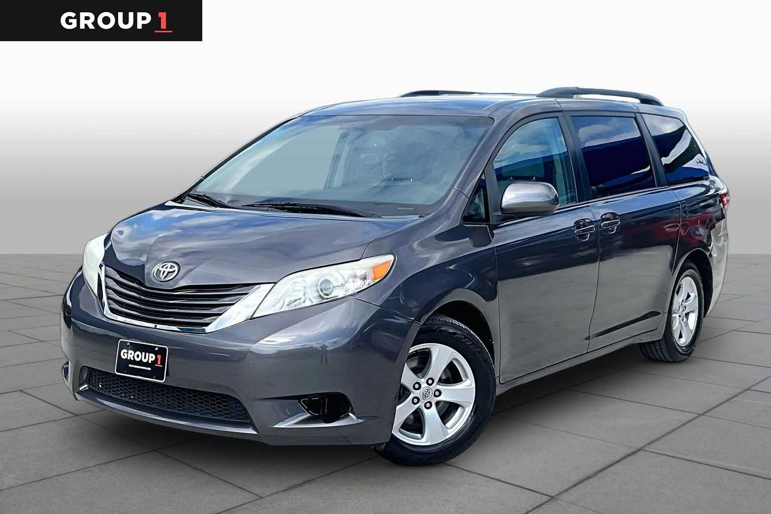 2015 Toyota Sienna LE V6 7-Passenger Access Seat's photo