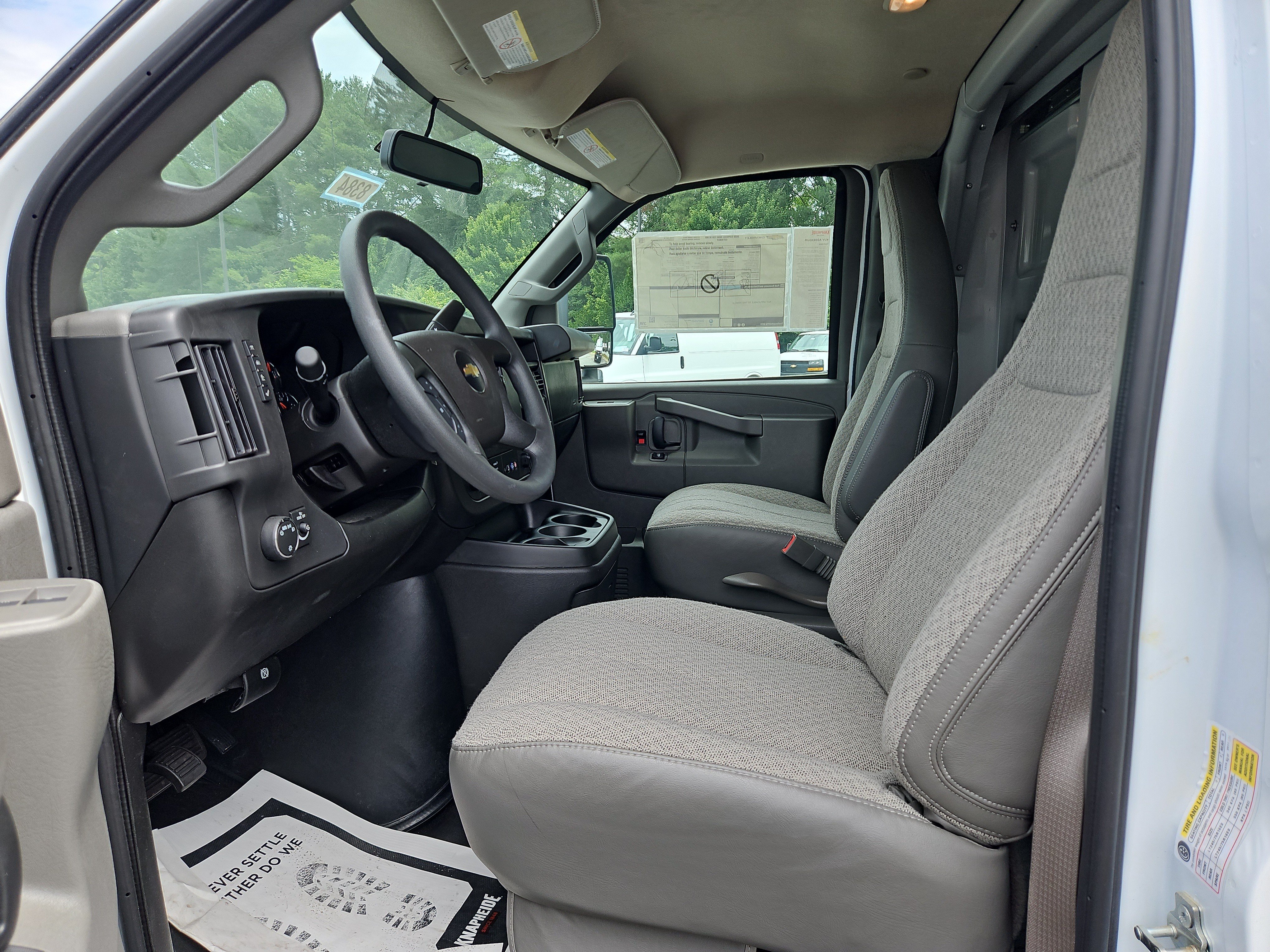 New 2025 Summit White Chevrolet 1WT image 9