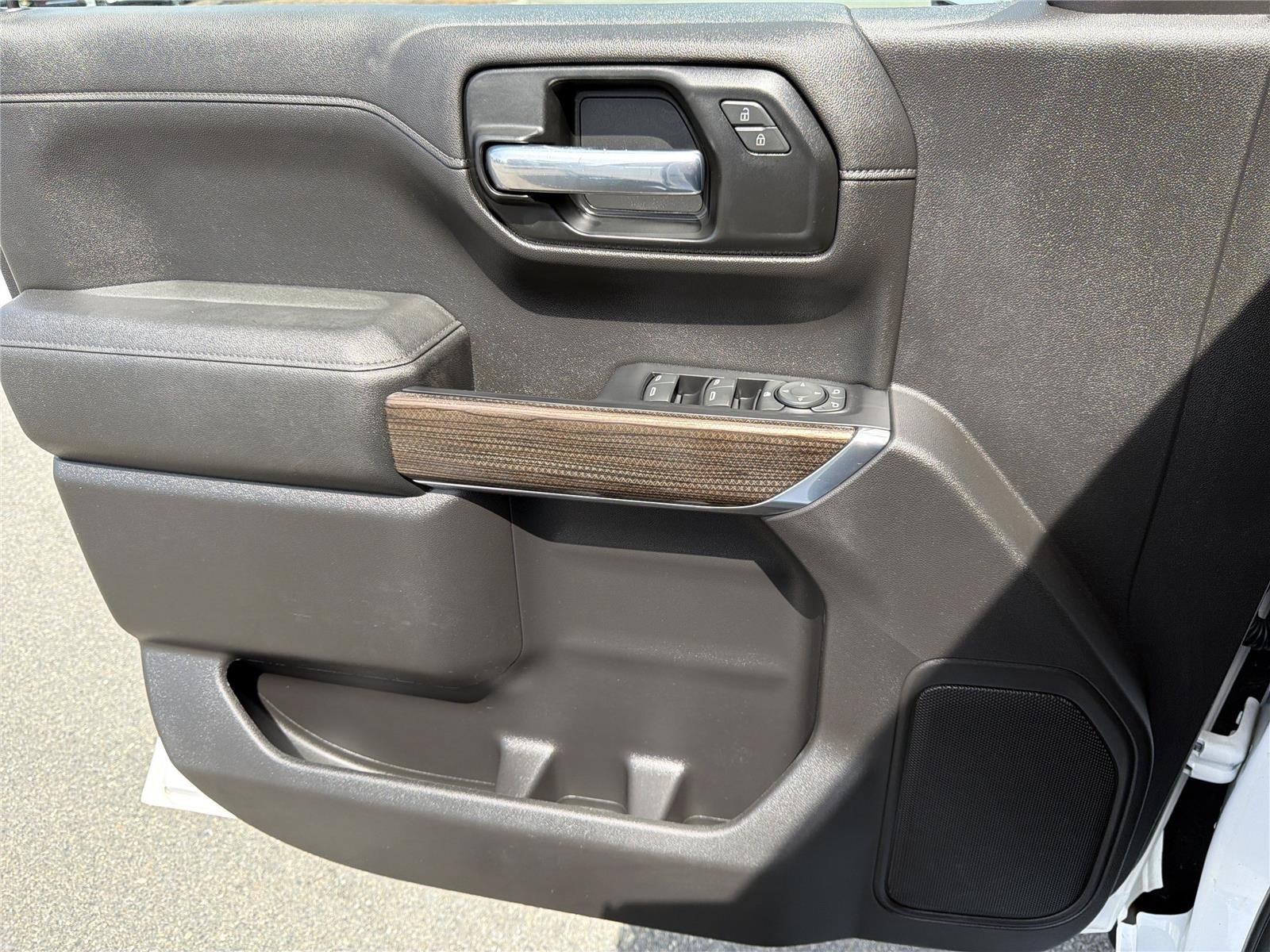 Used 2020 Iridescent Pearl Tricoat Chevrolet LT image 12