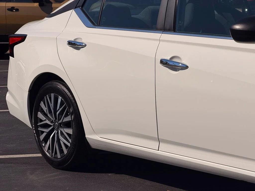 Used 2025 White Nissan 2.5 SV image 9