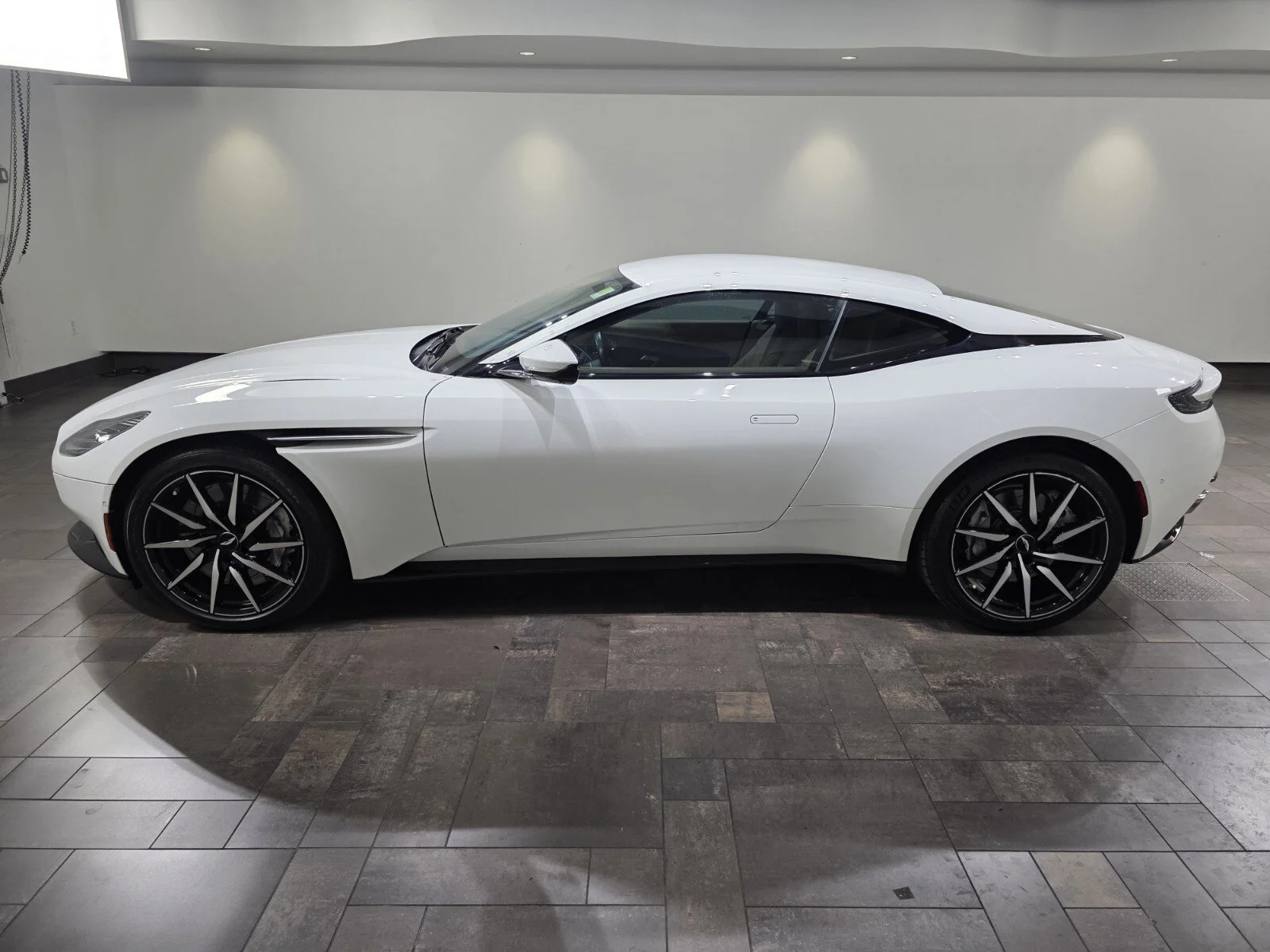 Used 2023 Lunar White Aston Martin V8 Coupe image 22