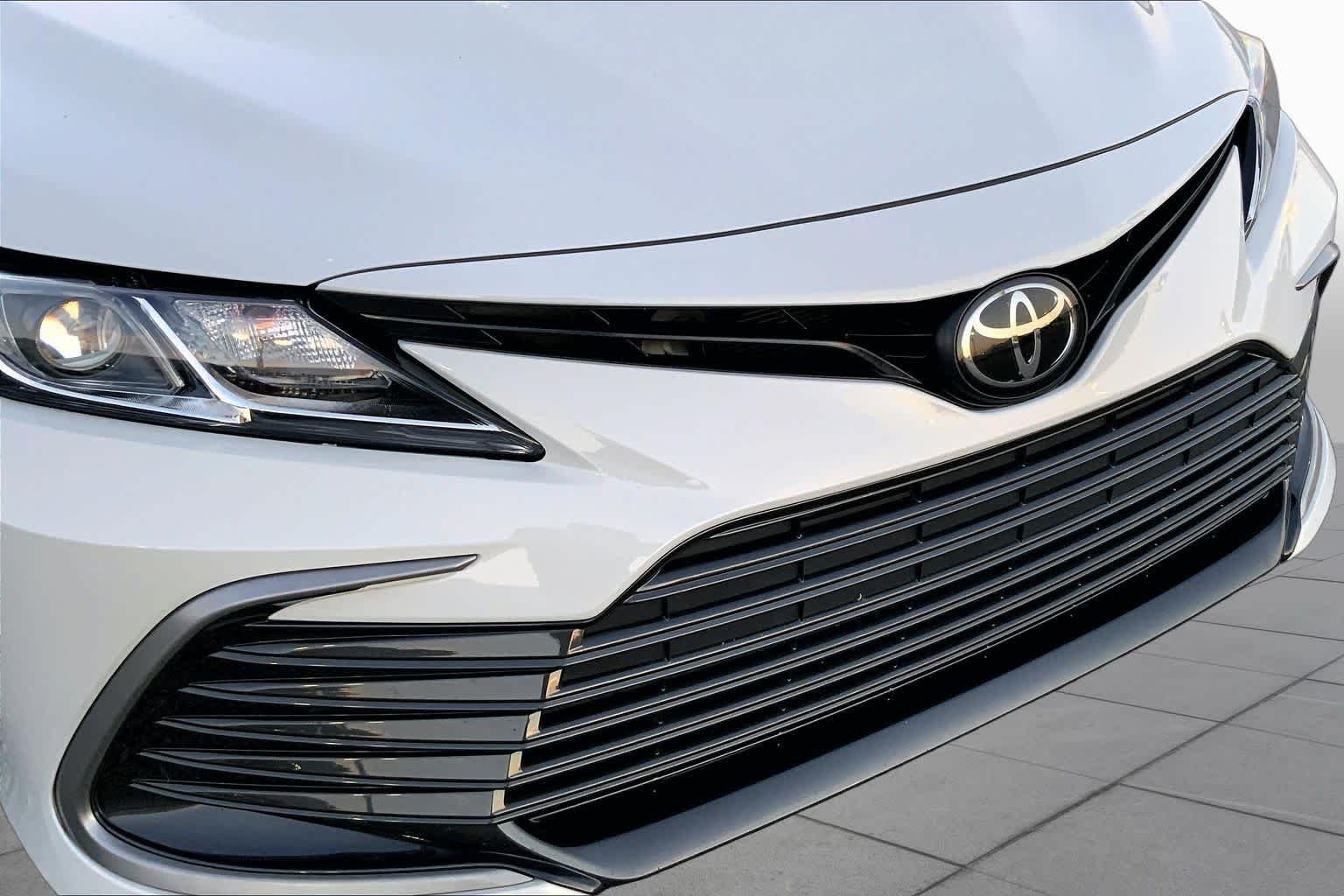 Used 2022 Ice Edge Toyota LE image 27