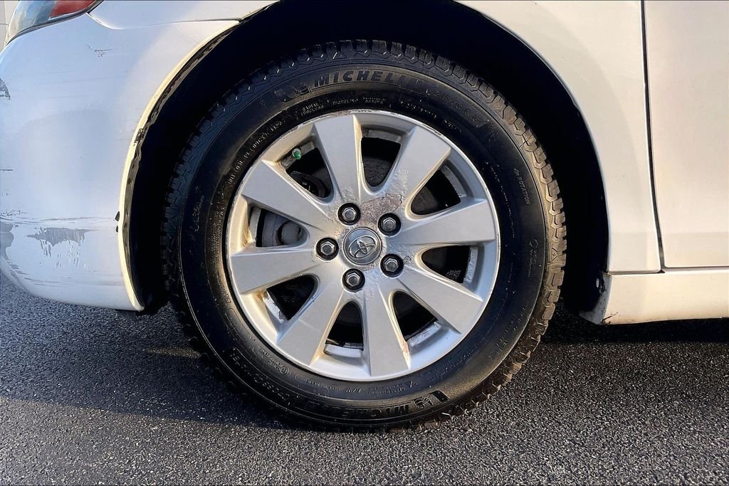 Used 2007 White Toyota Base image 8