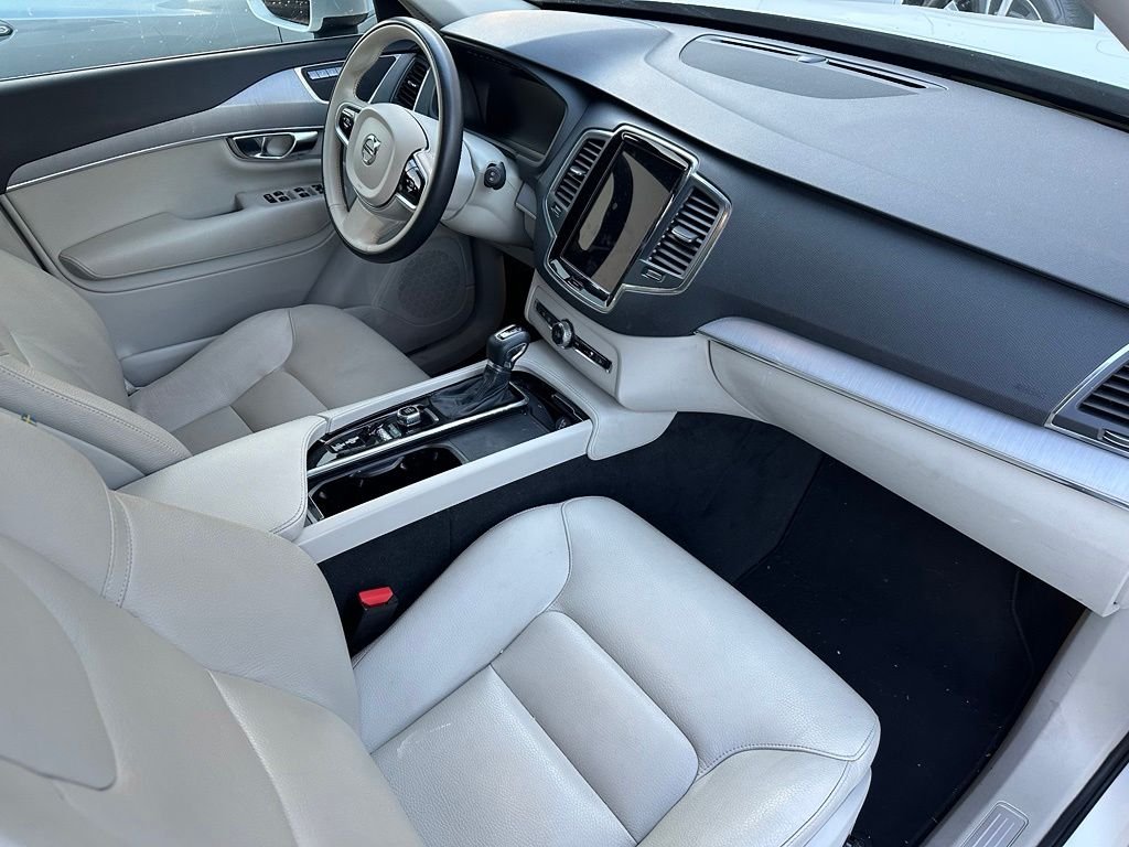 Used 2021 White Volvo T5 Momentum image 9