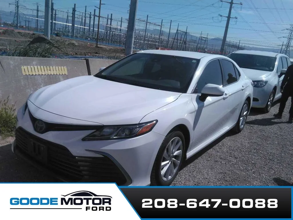2022 Toyota Camry LE's photo