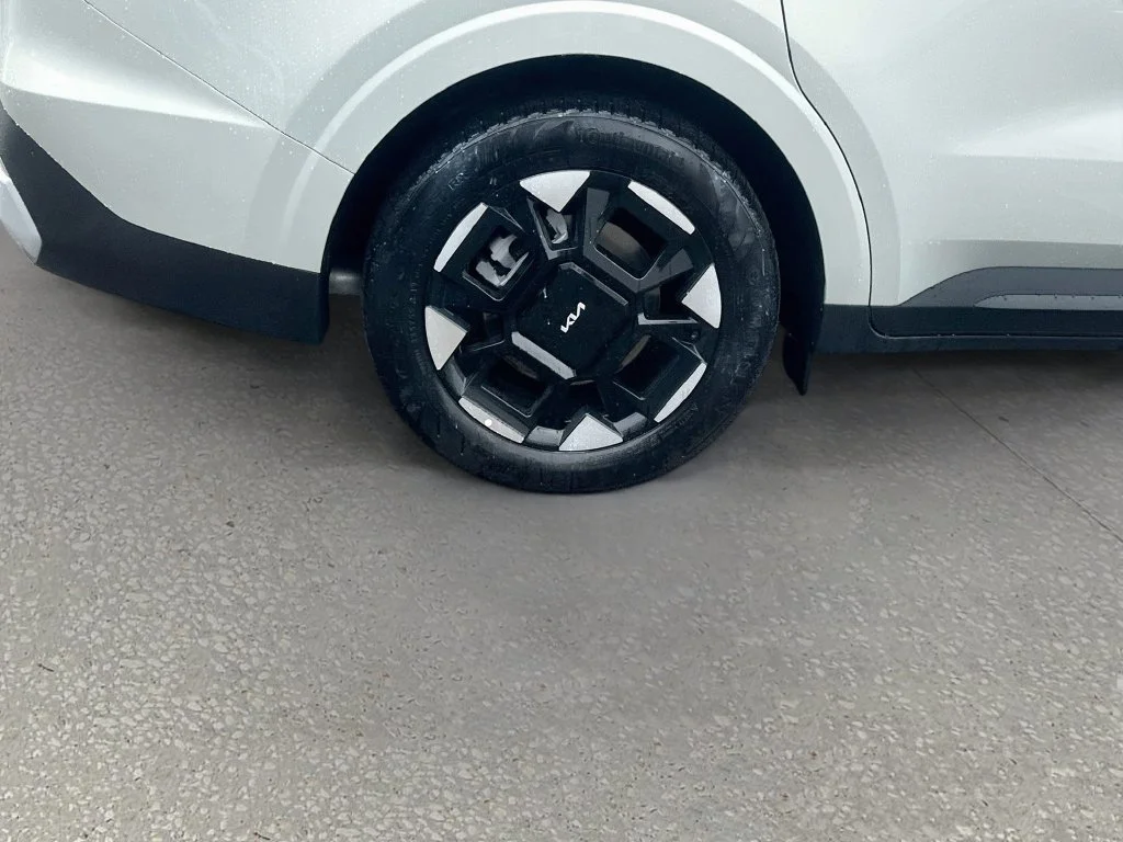 New 2027 Ivory Silver Kia EX image 32