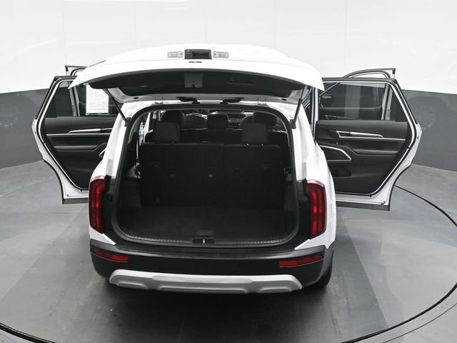 Used 2022 White Kia LX image 27