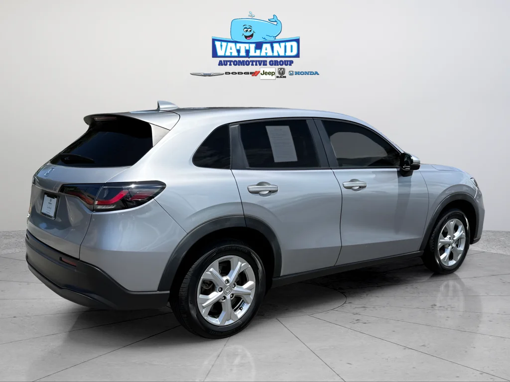 Certified Used 2023 Lunar Silver Metallic Honda LX image 5