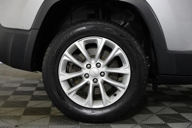 Used 2020 Silver Jeep Latitude image 15