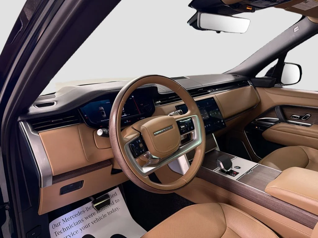 Certified Used 2025 British Racing Green SV Bespoke Ultra Met Gloss Land Rover Autobiography image 4