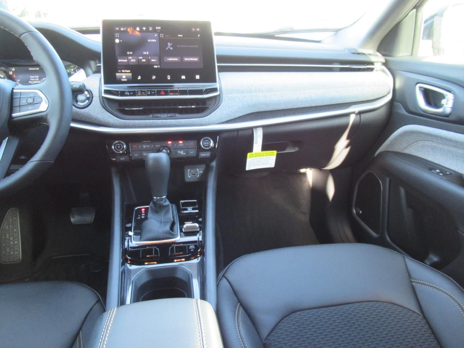 New 2026 Diamond Black Crystal Pearlcoat Jeep Latitude image 14
