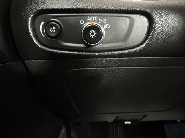 Used 2018 Blue Chevrolet Hybrid image 19