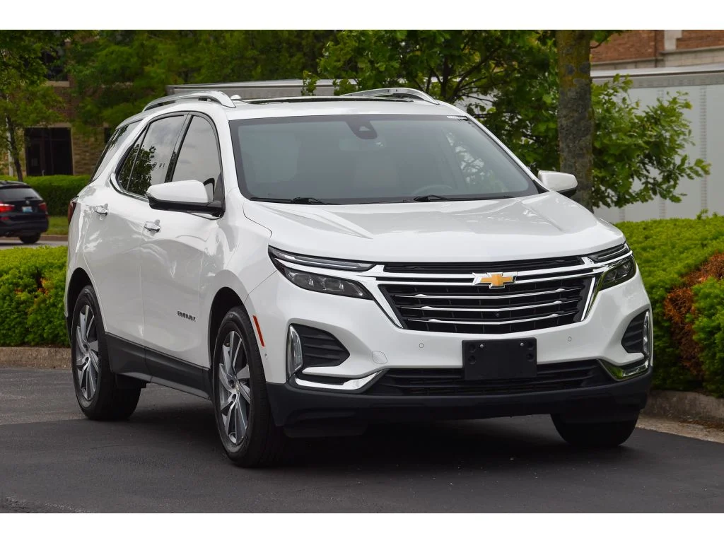 Used 2022 Iridescent Pearl Tricoat Chevrolet Premier image 2