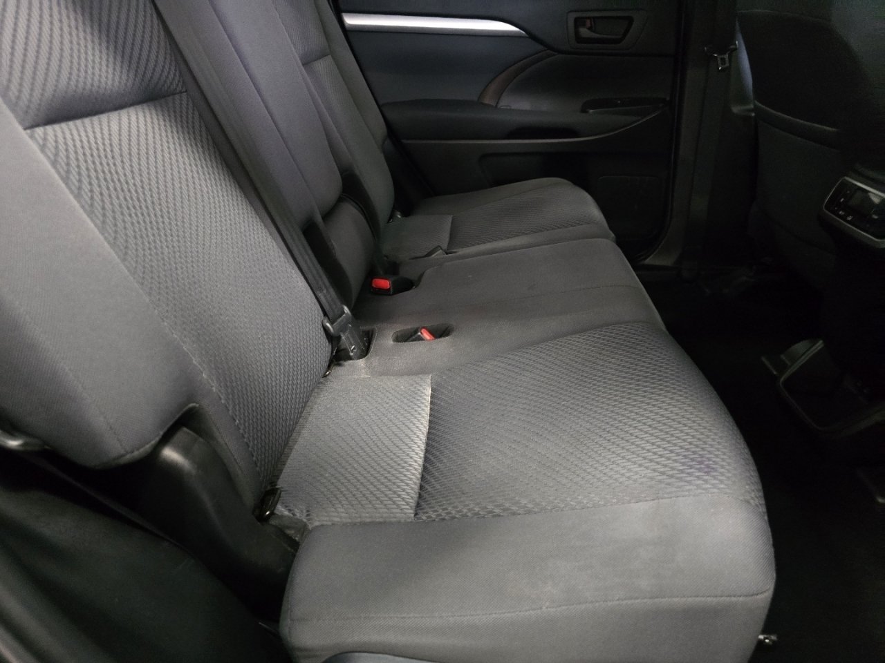 2019 Toyota Highlander LE - Photo 16