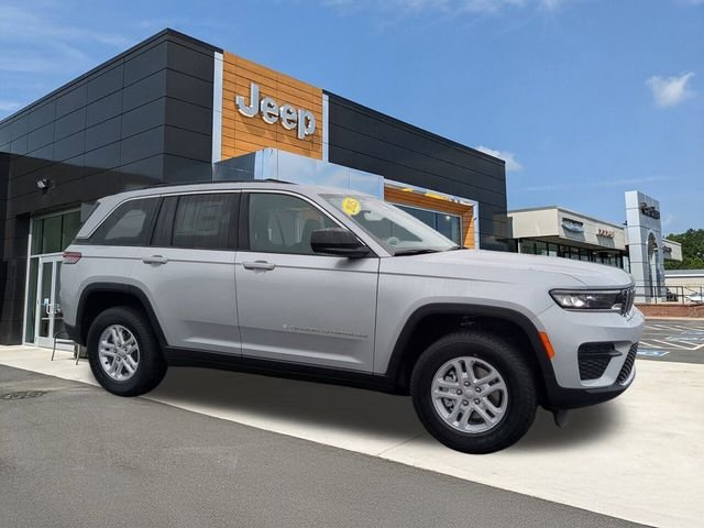 New 2025 Silver Zynith Exterior Paint Jeep Laredo image 10