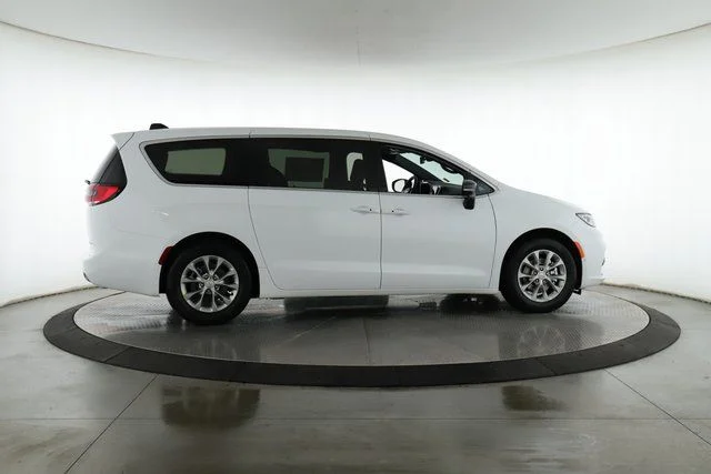 2026 Chrysler Pacifica Limited - Photo 6