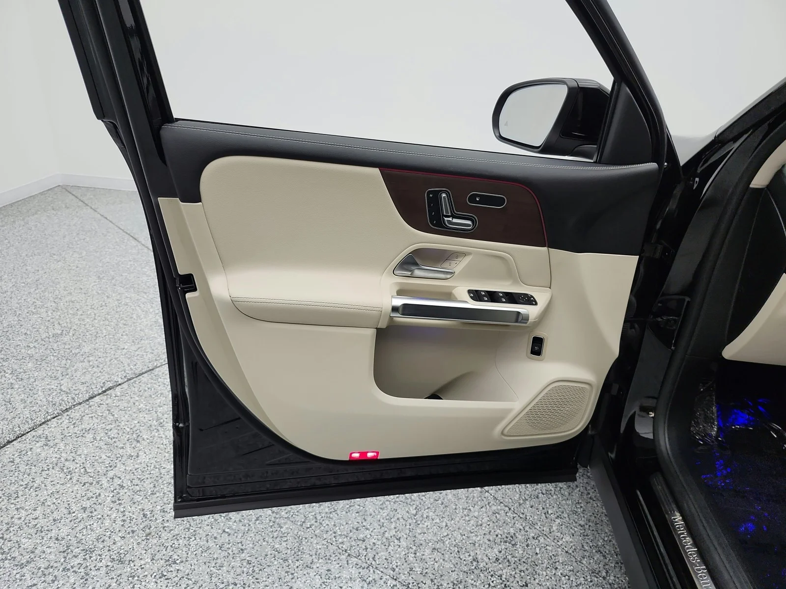 Used 2023 Night Black Mercedes-Benz GLB 250 SUV image 15
