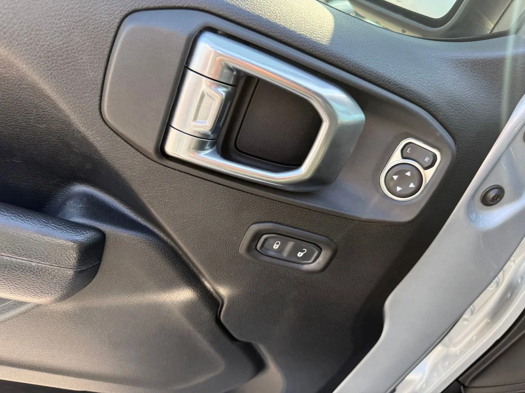 Used 2022 Silver Jeep Mojave image 6