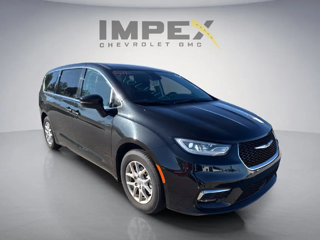 Used 2023 Black Chrysler Touring L image 7