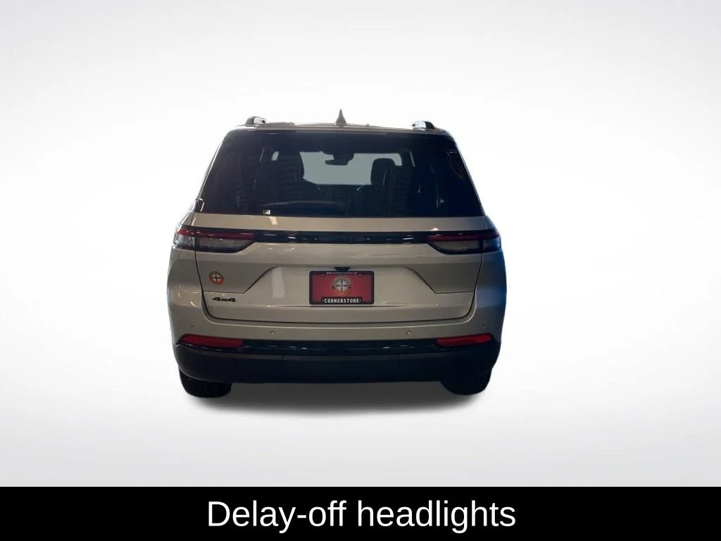 Used 2025 Silver Jeep Altitude image 18