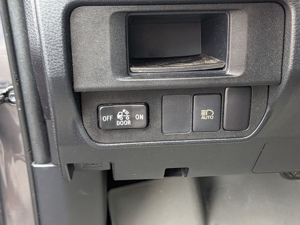 Used 2018 Gray Toyota SR5 image 18