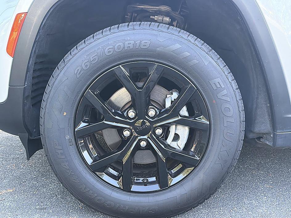 Used 2024 Silver Zynith Jeep Altitude image 8