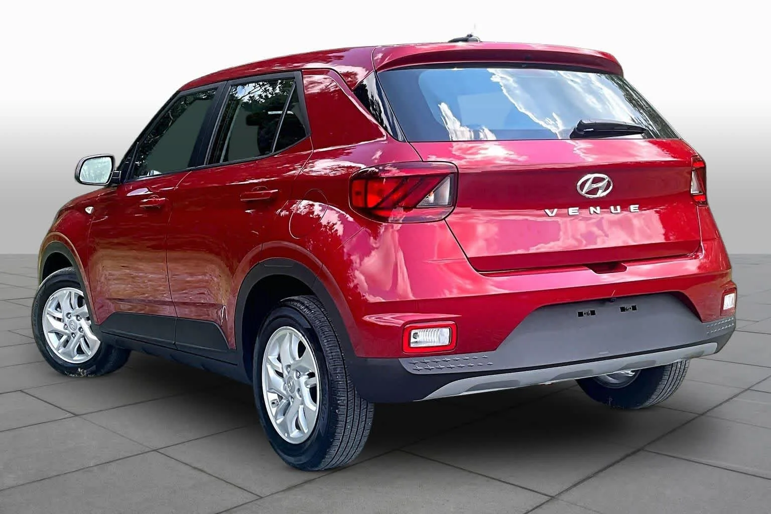Used 2025 Ultimate Red Hyundai SE image 12