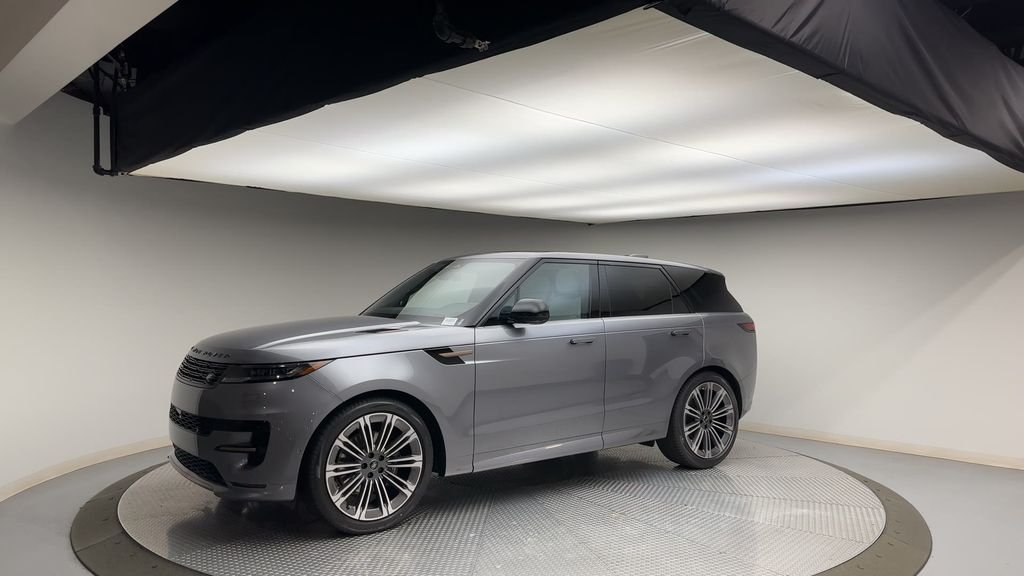 Used 2024  Land Rover Dynamic SE image 4