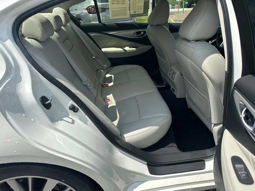 Used 2023 White INFINITI LUXE image 13