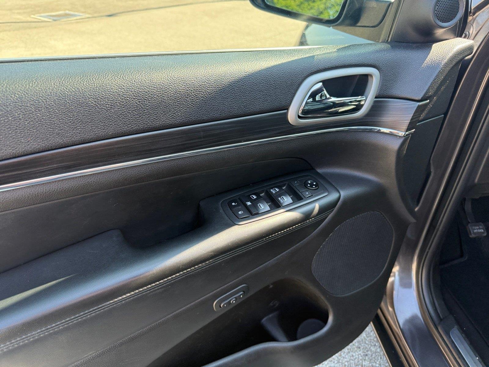 Used 2020 Diamond Black Crystal Pearlcoat Jeep Limited image 14