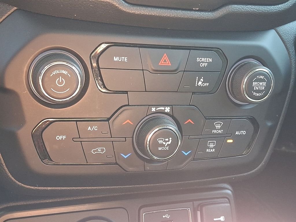 Used 2023 White Jeep Latitude image 16