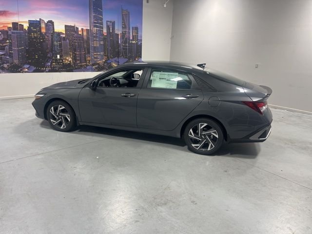 Used 2025 Gray Hyundai SEL Sport image 4