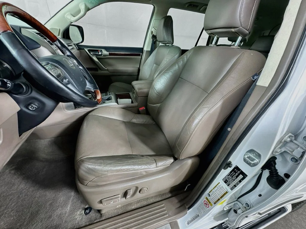 Used 2016 White Lexus 460 image 26
