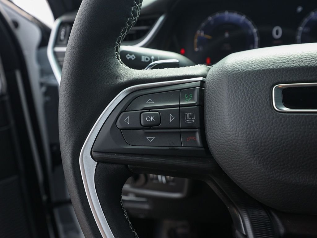 New 2026 Bright White Clear-Coat Exterior Paint Jeep Laredo image 25