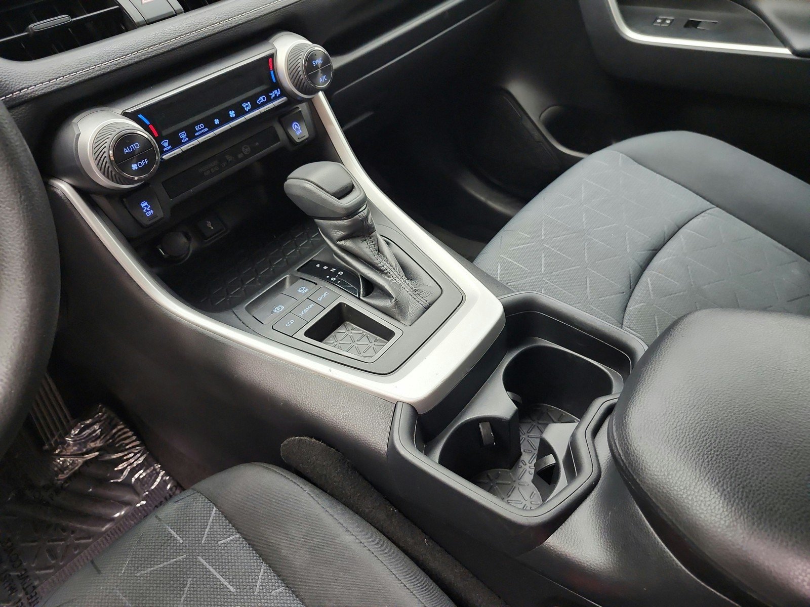 Used 2020 Midnight Black Metallic Toyota XLE FWD (Natl) image 20