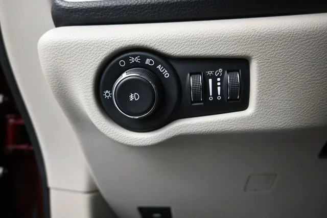 Used 2018 Velvet Red Pearlcoat Chrysler Limited image 13