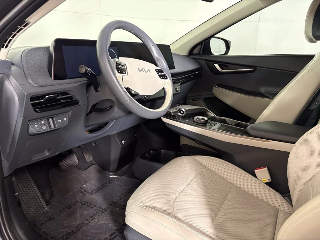 Used 2024 Gray Kia Wind image 23