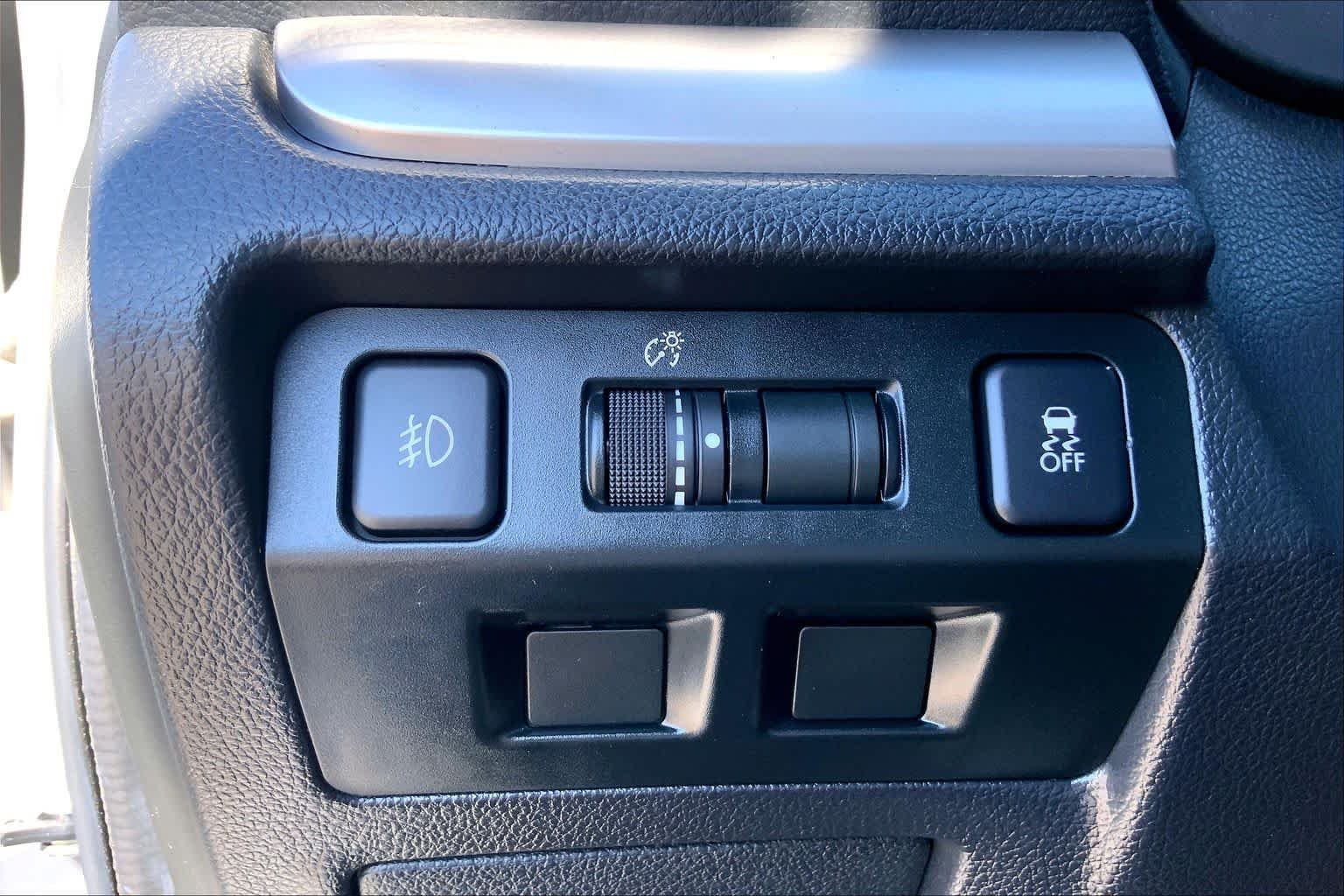 Used 2018 Ice Silver Metallic Subaru Premium image 29